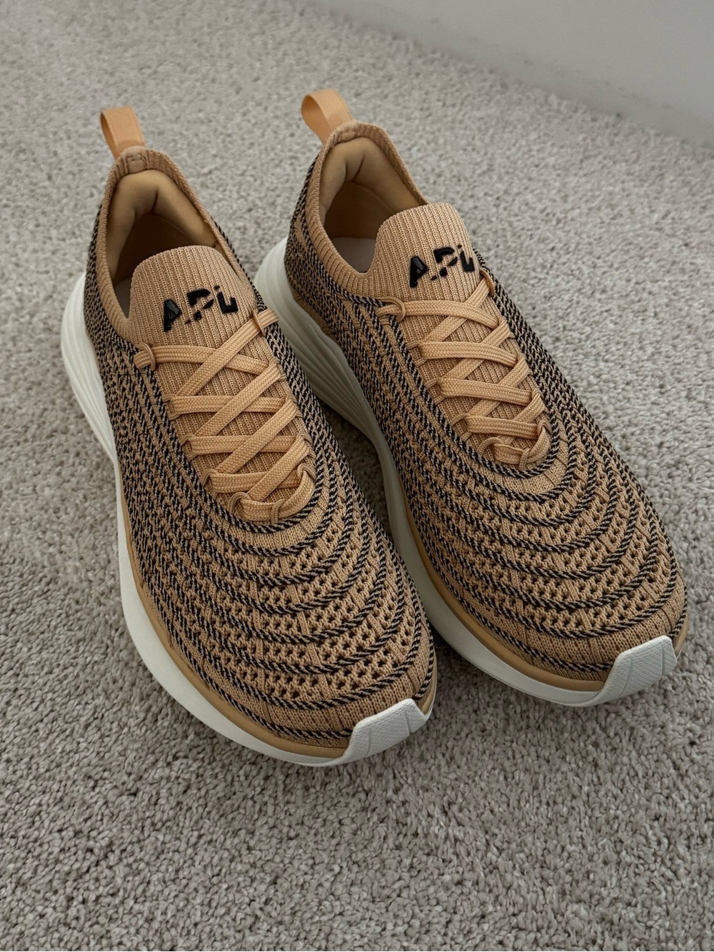 NWT APL Zipline camel/chocolate/pixel size 7.5 women’s